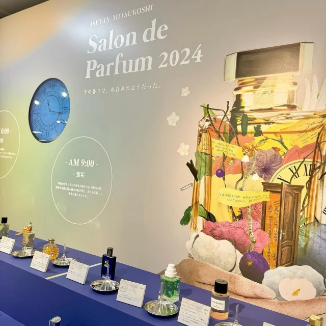 【Salon de Parfum 2024】初日、嗅覚の限界まで試香👃  フレグランス好きの方はもう行かれましたか？  今年も伊勢丹新宿店で年に一度の香水の祭典〈サロン ド パルファン2024〉が開催中です。10月21日(月)まで。  私も初日16日(水)＆翌17日(木)に行ってきました✨  国内外の様々な香りのクリエイターや調香師の方々のインスピレーション＆香りの表現に一挙に触れることのできるイベントで、毎年本当に楽しみにしています。  ただ、私は天然精油のアロマテラピーの世界にいて教室や衣類に人工香料の香りを残すことができない為、市販の香水を身に纏うことはほとんどできなくて。  それでも香水の世界も好きで、実際にフレグランスを購入することもたまにあります。  身に纏わないのに一体何をしているのかというと？？  気が向いた時に家でムエット（試香紙）に付けて香りを嗅いで楽しんだり🤭
受講生の方々に香りの表現の一例として嗅いでいただいたり😚  本当はお肌や体温にのせて香りが経時変化していく様まで味わいたいところ。
でも、これはこれで私なりに香水を楽しんでいます。  ◆◆◆  Pic.3＆4➡︎私の嗅覚の続く限り色々なブースで色々な香りを嗅がせていただきました。  Pic.5➡︎その中で特に印象に残った香りのムエットです。  画像の〈左〉から順に、  ❶gants de suede〈KOHSHI〉...スタイリッシュな雰囲気の秋服に合いそう。ハーバルとフローラルにスエードの匂いがほのかに。  ❷アンフィニ〈キャロン〉…甘さと華やかさと若干のミステリアスさ。モダンなエレガンス。  ❸ウード マラクージャ〈メゾン クリヴェリ〉…アニマルとレザーの艶っぽいウードに大人なフルーティー。  ❹ベルベット ザッフェラーノ〈ドルチェ アンド ガッバーナ〉…ものすごーく上品で美しいタバック（タバコ）。エレガントとワイルドの間でスレスレな絶妙さ。  ❺エンジェルズ シェア〈キリアン パリ〉…樽香のするスコッチウィスキー🥃そのもの！ 私にとっては父の晩酌の匂い。  ◆◆◆  Pic.1-2 & 6-10➡︎今年の会場エントランスには一日の中の時間帯に合わせて、それぞれおすすめの香水の展示がありました。  午前の爽やか系、午後の微睡み系、夜のリッチな寛ぎ系の流れ。  同じ系統でもブランドを横断して嗅げると比較できて楽しいですね。
眺めても綺麗で楽しめました。  そして私はまたその翌日、今度はすごく手短かながら再度この場所に足を運ぶことに。  初日には決めかねたのだけど、やはり欲しい商品（←限定品）をゲットしようと思いまして。  続きは次の投稿で。  #香水 #サロンドパルファン #isetanshinjuku #伊勢丹新宿店 #香り #調香 #アロマ #フレグランス #嗅覚